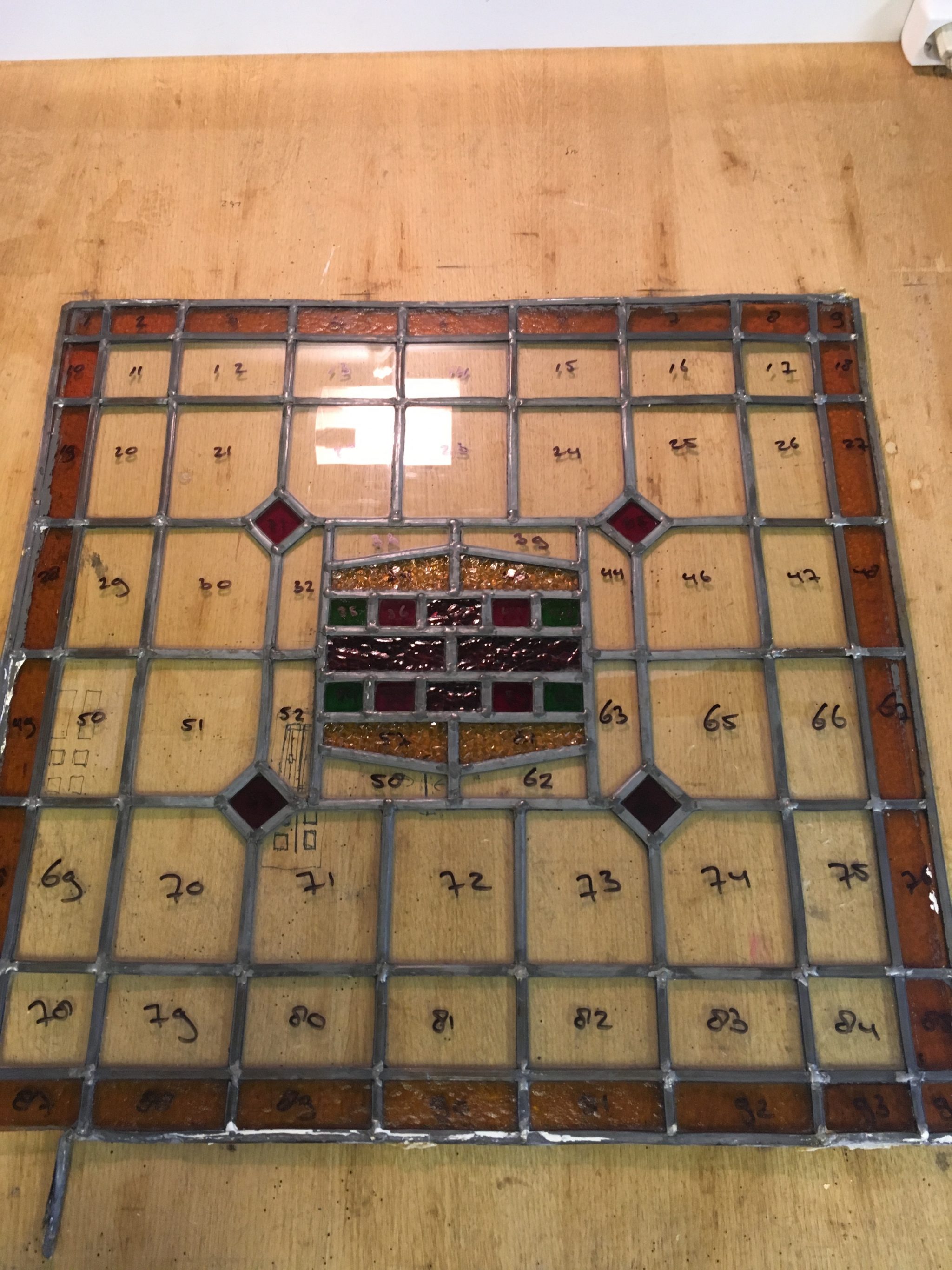 Restauratie van een origineel glas in lood raam.